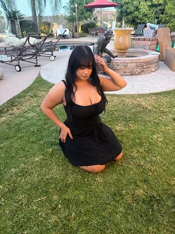 Full leaked Saucyysuzzy private onlyfans photo